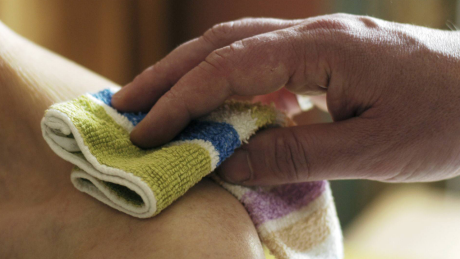 Pflege - Eine Frau wird gewaschen © imago images / photothek