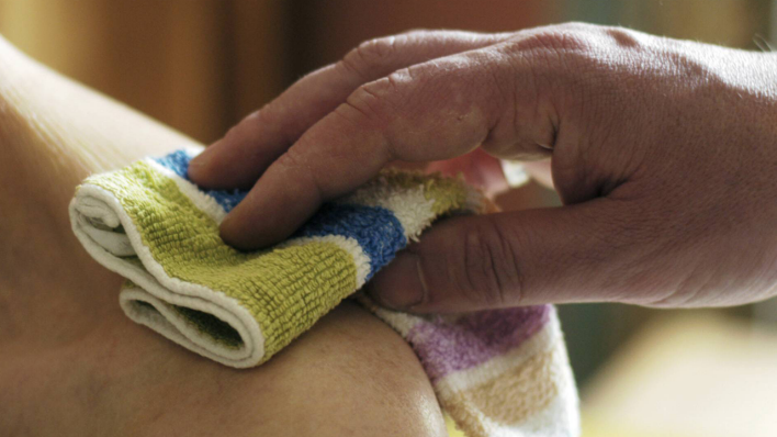 Pflege - Eine Frau wird gewaschen © imago images / photothek