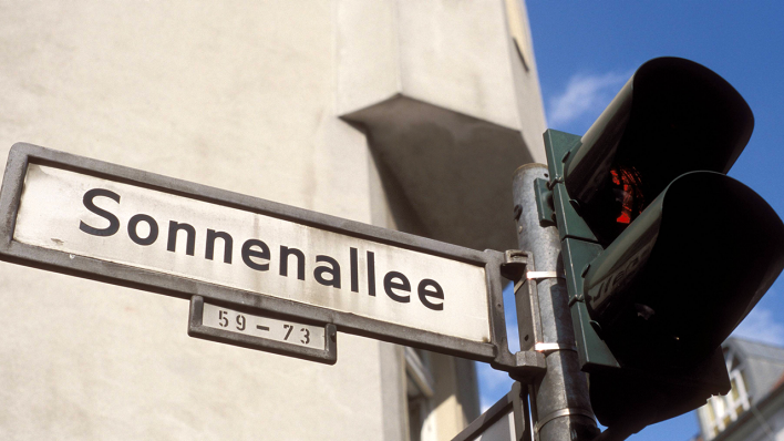 Straßenschild der Sonnenallee in Berlin-Neukölln © imago images/Jürgen Hanel