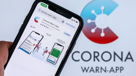 Die Corona-Warn-App auf einem Smartphone in Apples App Store © imago images/Jan Huebner