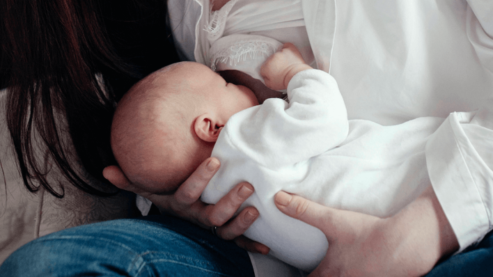 Eine Mutter stillt ihr Kind © imago images/Westend61
