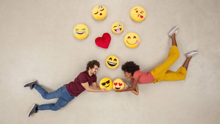 Eine Mann und eine Frau und Emojis