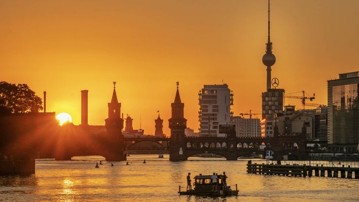 Sonnenuntergang an der Spree in Berlin, im Hintergrund unter anderem die Oberbaumbrücke und der Fernsehturm