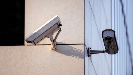 Überwachungskameras sind an einem Gebäude installiert © imago images/Future Image