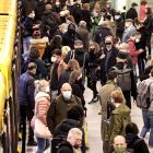 Menschenmenge am U-Bahnhof Alexanderplatz ©imago-images/Jochen Eckel