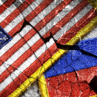 Flaggen von den USA und Russland © imago images/Christian Ohde