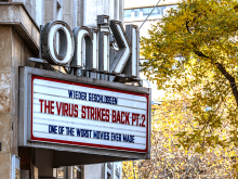 "The Virus strikes back pt. 2" steht an einer Anzeige eines geschlossenen Kinos © imago images/Arnulf Hettrich