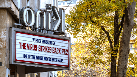 "The Virus strikes back pt. 2" steht an einer Anzeige eines geschlossenen Kinos © imago images/Arnulf Hettrich