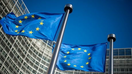 Flaggen der Europäischen Union wehen in Brüssel im Wind. ©dpa/Arne Immanuel Bänsch