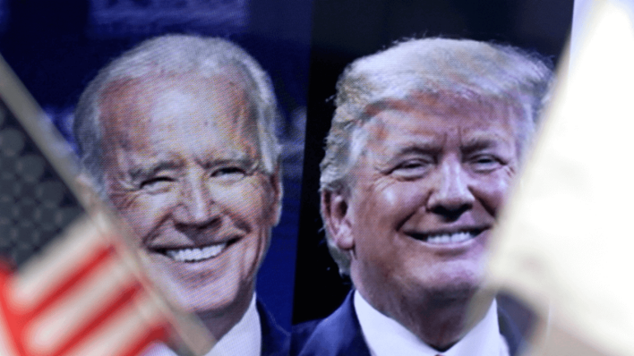 Trump und Biden auf einem Monitor © AP Photo/Eugene Hoshiko