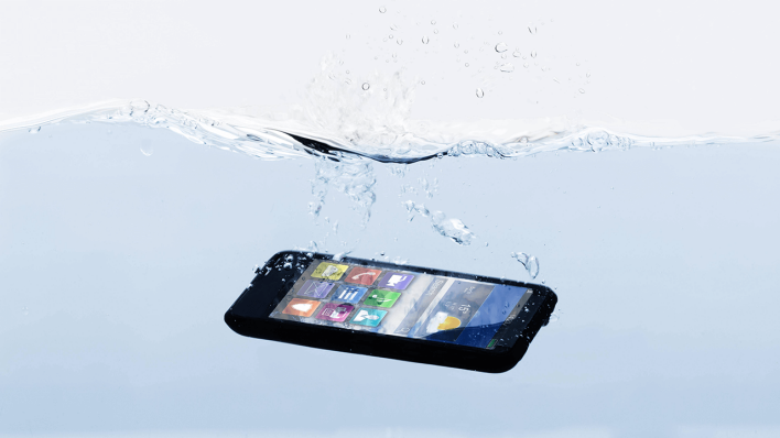 Smartphone unter Wasser © imago images/Panthermedia