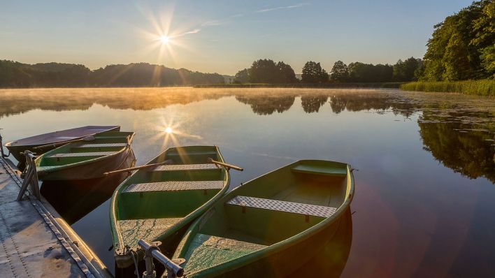 Uckermark: Sonnenaufgang mit Ruderbooten