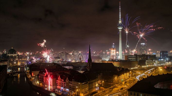 Feuerwerk aus luftiger Höhe vor dem Berliner Fernsehturm und Rotem Rathaus in der City Ost © imago images/Andreas Gora