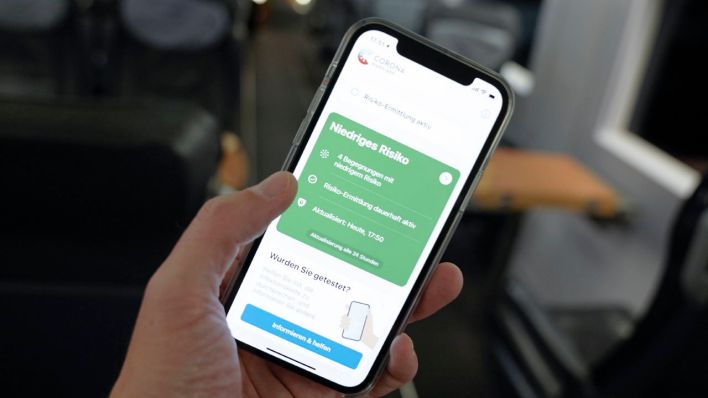 Symbolfoto der Corona-Warn App-mit Hinweis auf einem Mobiltelefon © imago images/Political-Moments