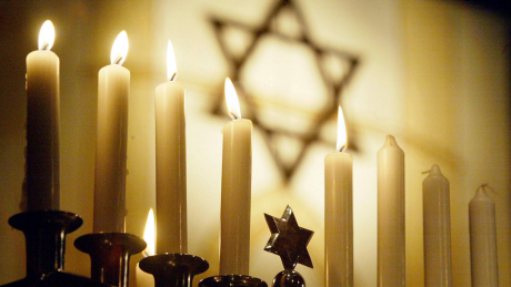 Chanukka-Leuchter mit 5 brennenden Kerzen © imago images / fotokombinat