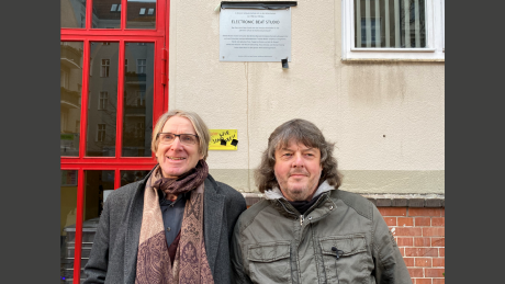 Lüül und Bernd Kistenmacher bei der Enthüllung der Plakette in der Pfalzburger Straße.