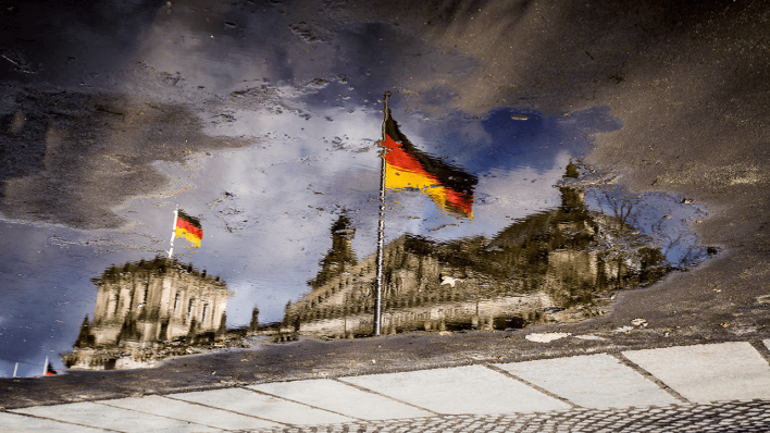 Der Reichstag als Spiegelung in einer Pfütze © imago images/Photocase
