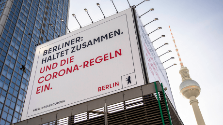 Kampagne des Berliner Senats "Berliner haltet zusammen und die Corona-Regeln ein" am Alexanderplatz © imago images/Emmanuele Contini