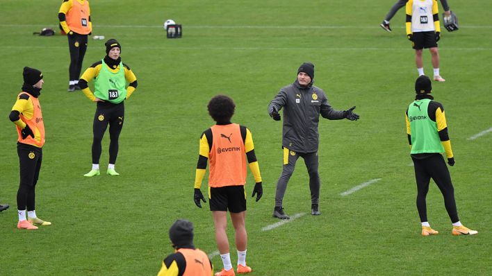 Spieler von Borussia Dortmund beim Training mit Trainer Edin Terzic am 6. Januar