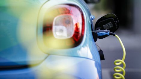 Ein Elektroauto wird an einer Ladestation geladen.