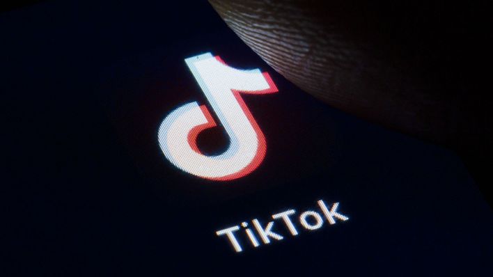 Das Logo von TikTok wird auf einem Smartphone angezeigt (Symbolfoto)
