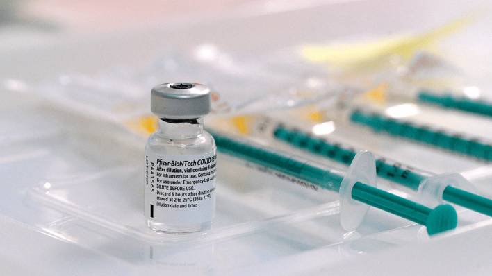 Eine Ampulle des Corona-Impfstoffs von BioNTech/Pfizer © imago images/MiS