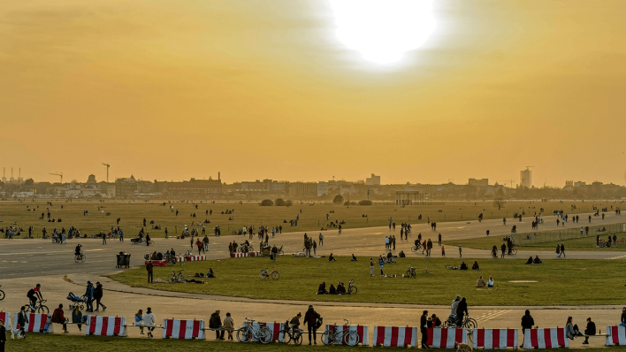 Menschen nutzen das Frühlingswetter im Februar 2021 auf dem ehemaligen Flughafen Berlin-Tempelhof © imago images/Jürgen Held