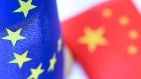 Flaggen von EU und China © imago images/Rainer Unkel