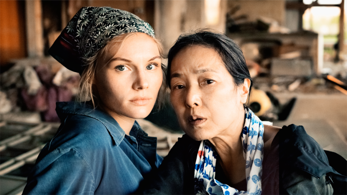 Marie (Rosalie Thomass, links) und Satomi (Kaori Momoi, rechts) in Satomis Haus in der Sperrzone Fukushima © Mathias Bothor/Majestic