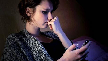 Junge Frau mit Smartphone © IMAGO / Reporters