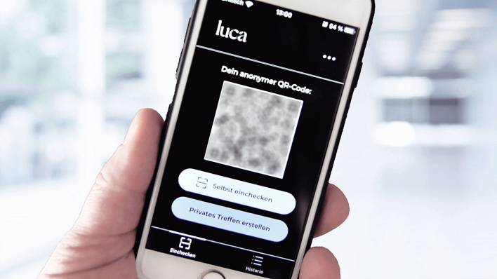 Auf einem Smartphone ist die Luca-App installiert © imago images/Eibner