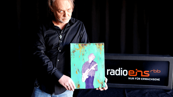 M.C. Lücke mit einer Grafik von Jeffrey Lee Pierce (The Gun Club) © radioeins/Koch/Lücke M.C. Lücke mit einer Grafik von Jeffrey Lee Pierce (The Gun Club) © radioeins/Koch/Lücke