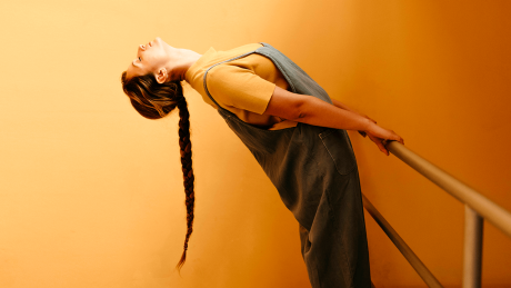 Eine Frau mit einem langen Zopf © imago images/Westend61