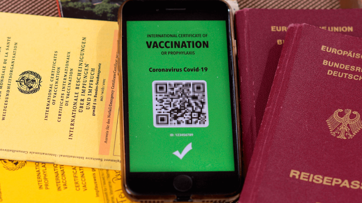 Symbolbild Digitaler Impfpass: Ein imaginärer Impfpass in digitaler Form auf dem Smartphone © imago images/MiS