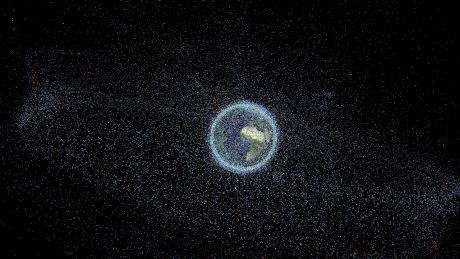 Kaputte Satelliten, verlorenes Werkzeug, Trümmer oder Teile von alten Raketen: Die künstlerische Darstellung zeigt Objekte, die Simulationen zufolge durchs All fliegen.