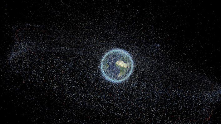 Kaputte Satelliten, verlorenes Werkzeug, Trümmer oder Teile von alten Raketen: Die künstlerische Darstellung zeigt Objekte, die Simulationen zufolge durchs All fliegen.