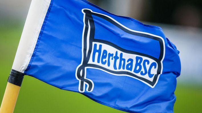 Fahne von Hertha BSC weht im Wind © dpa/Andreas Gora