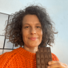 Julia Vismann mit einer Tafel Schokolade © radioeins/Julia Vismann