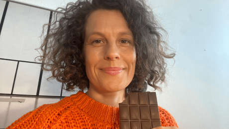 Julia Vismann mit einer Tafel Schokolade © radioeins/Julia Vismann
