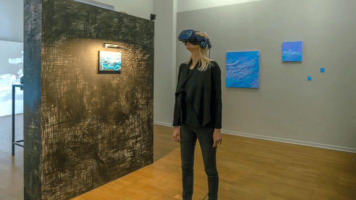 Resonanz der Realitäten, Ausstellung des VR KUNSTPREISES der DKB in Kooperation mit CAA Berlin, 2021, kuratiert von Tina Sauerländer, Haus am Lützowplatz, Berlin, Installation von Lauren Moffatt © J. Pegman