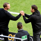 Die Trainer von Mainz, Bo Svensson, und Dortmund, Edin Terzic (re.), begrüßen sich vor dem Spiel © imago images/Revierfoto