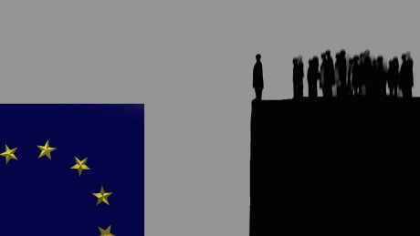 Menschen bilden eine Schlange vor einem Abgrund mit EU-Flagge auf gegenüberliegender Seite