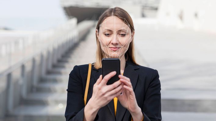 Eine Frau entsperrt ihr Smartphone mit Hilfe des Gesichtserkennung