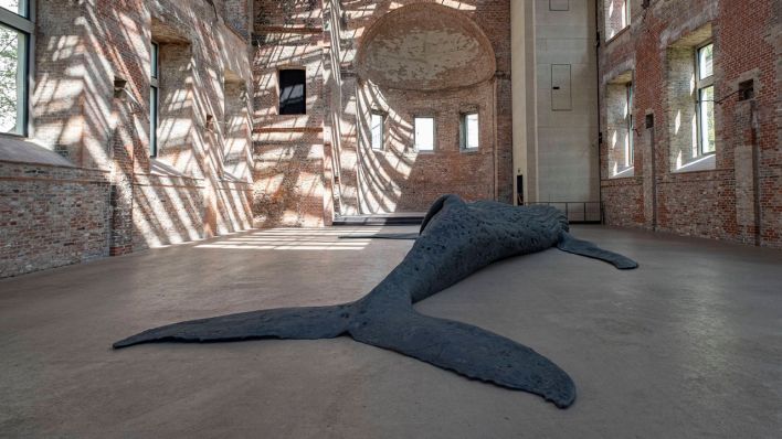 "The Cast Whale Project" von Gil Shachar in der St. Elisabeth-Kirche © imago images/Pacific Press Agency