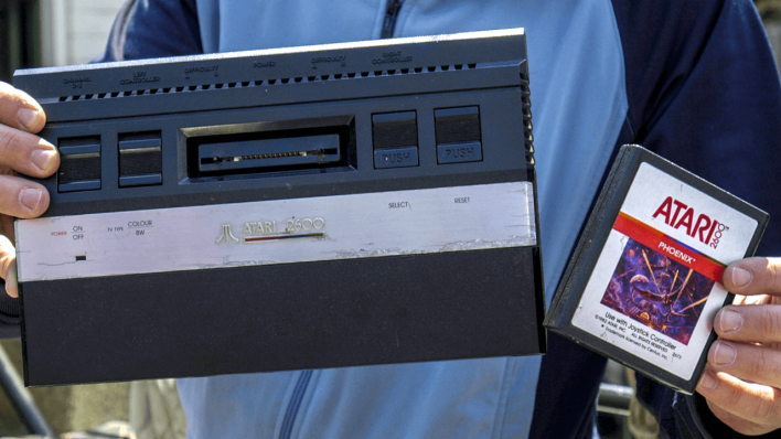 Ein hält einen Atari 2600 in der Hand © imago images/allOver