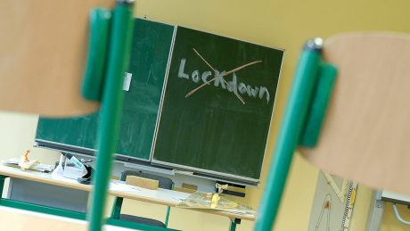 An einer Tafel in einer Schule ist das Wort Lockdown durchgestrichen © imago images/Political-Moments