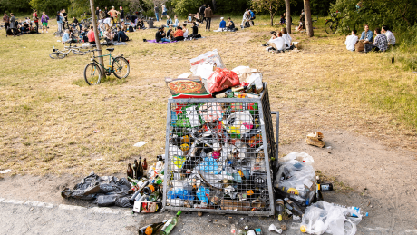 Ein überfüllter Müllkorb in einem Berliner Park