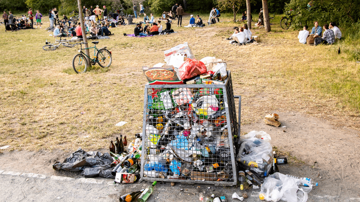 Ein überfüllter Müllkorb in einem Berliner Park Ein überfüllter Müllkorb in einem Berliner Park