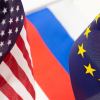 Flaggen: USA, Russland und Europäische Union