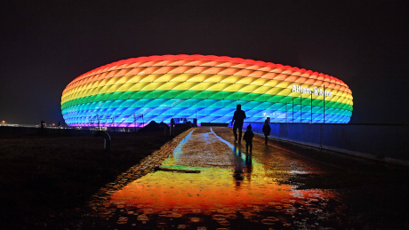 Die Allianz Arena in München leuchtet in Regenbogenfarben (Archivbild)